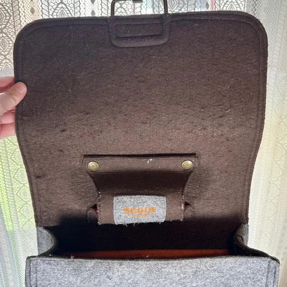 SCOUT Felt Crossbody diaper Bag Buckle Flap Grey Orange Interior changing pad - Picture 4 of 13